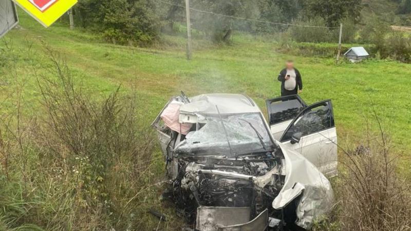 В результаті аварії за участю позашляховика та вантажного автомобіля на Львівщині загинула одна особа, ще двоє отримали травми.